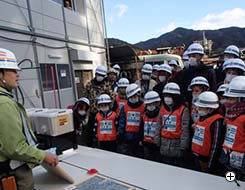 周辺住民や小学生を招いた現場見学会