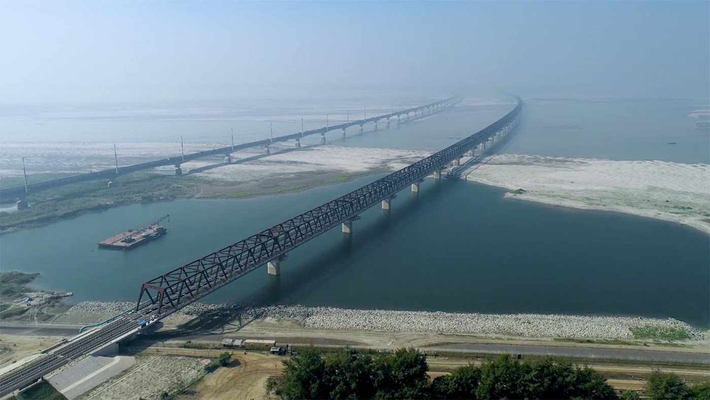 Existing combined railway and road bridge (left) and newly constructed Jamuna Railway dedicated bridge (right)