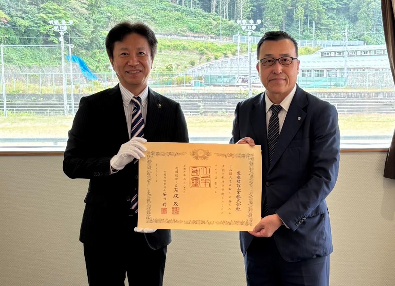 Mayor of Himi City�@Mr.Masahiro Kikuchi�iLeft�jand Executive Vice President Mr.Seigo Suzuki�iRight�j