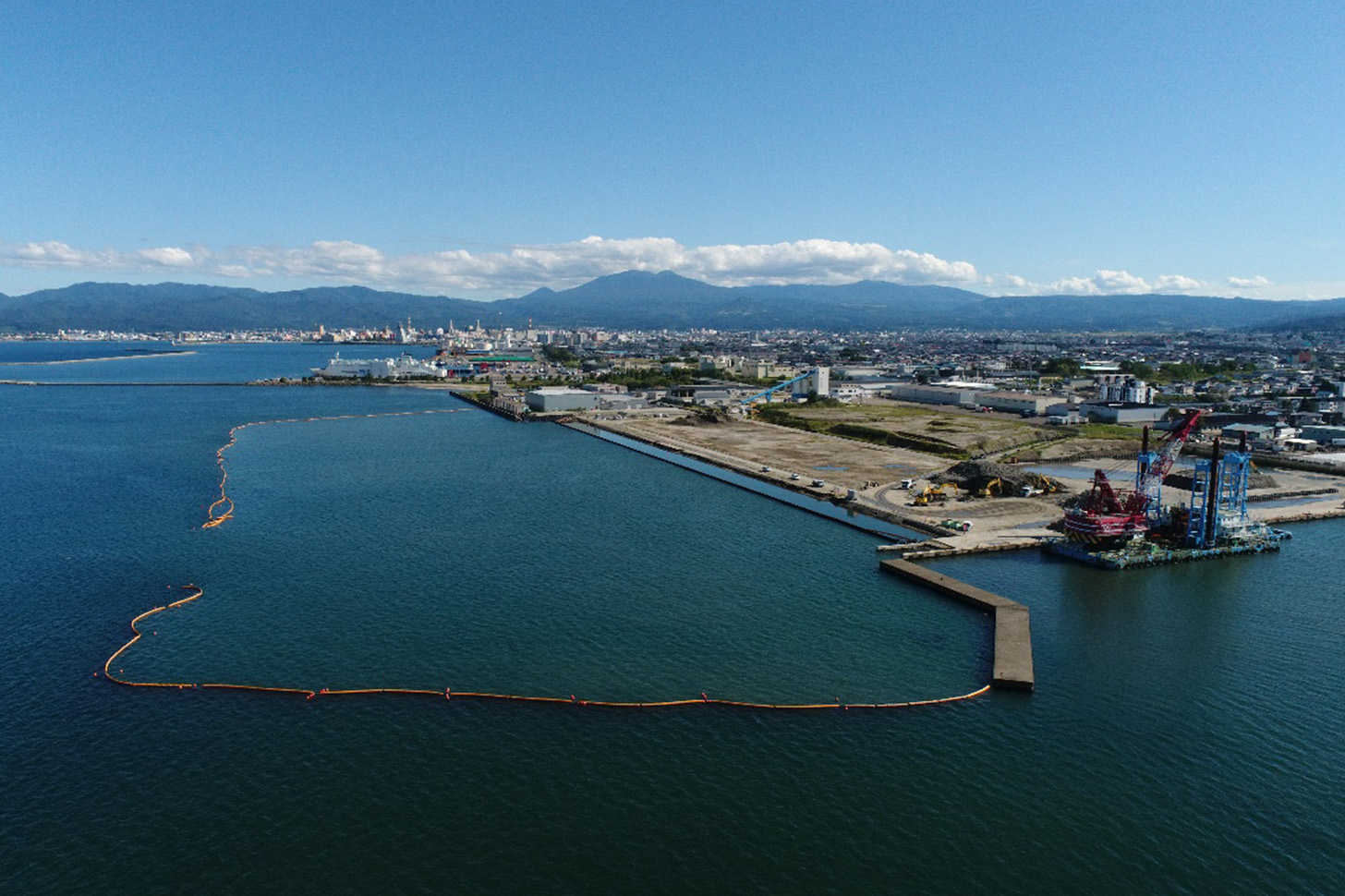 青森港油川地区岸壁(-12m)護岸撤去工事(その2)