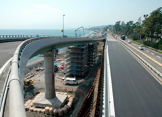 銀波橋で新しい橋脚2基の建設が進む。手前の橋脚は基礎部分の補強工事を行った。